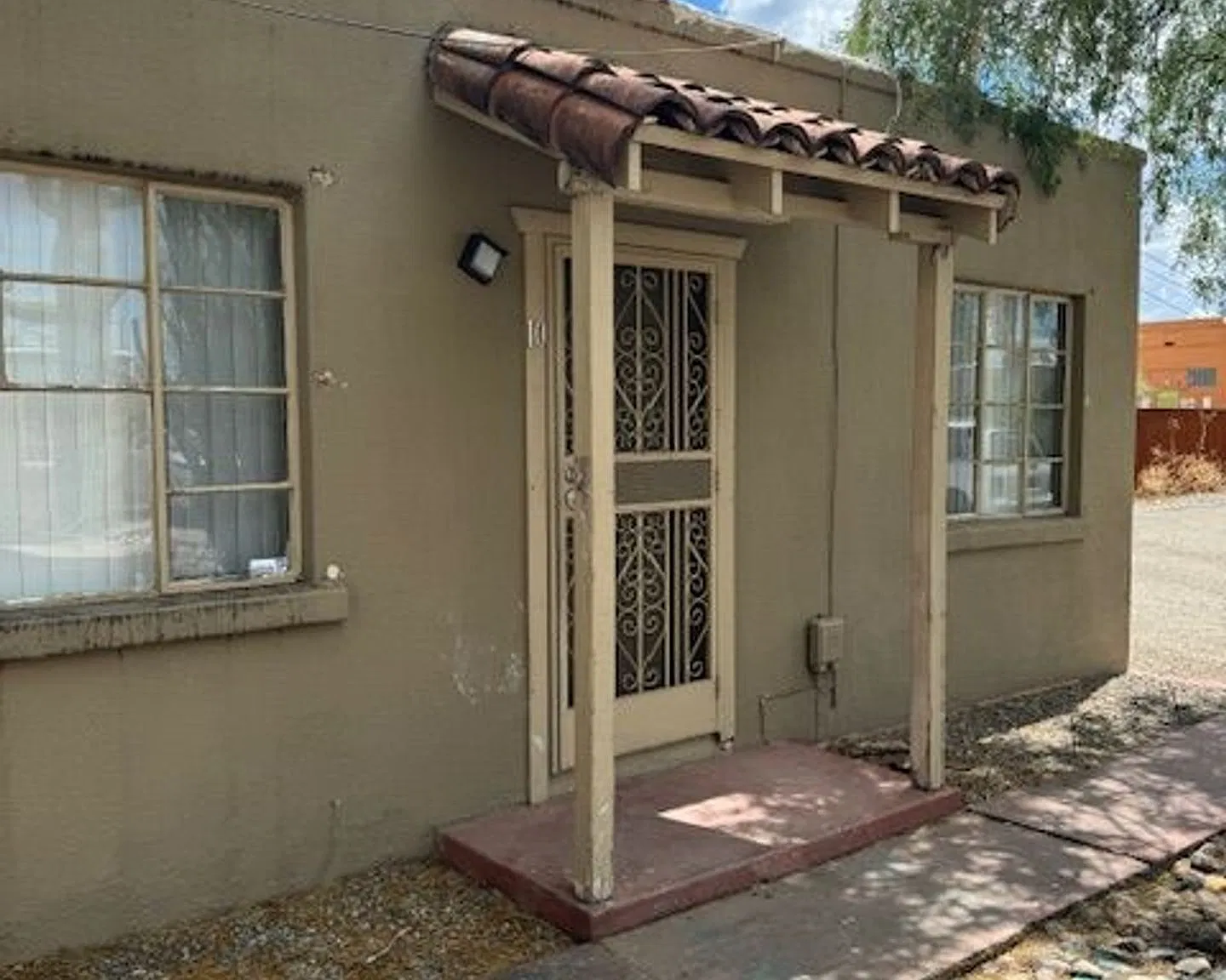2620 N Stone Avenue — Photo 2