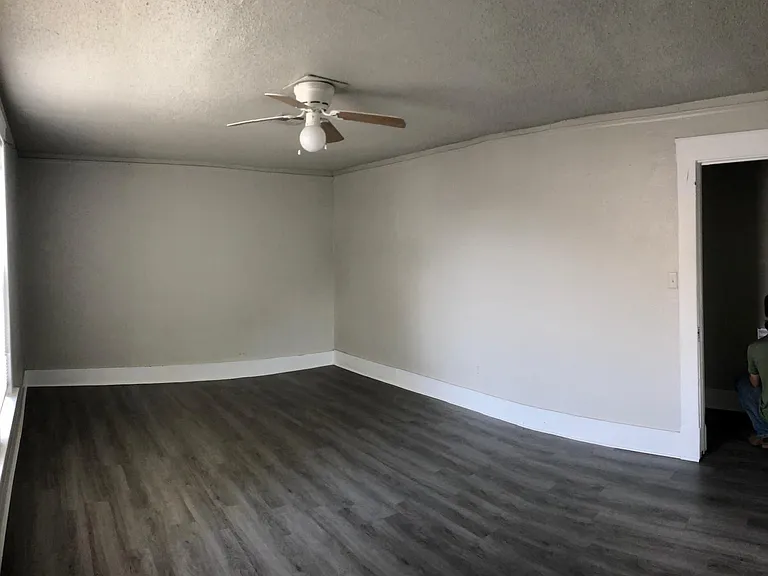 917 W Iowa Ave #C — Photo 6