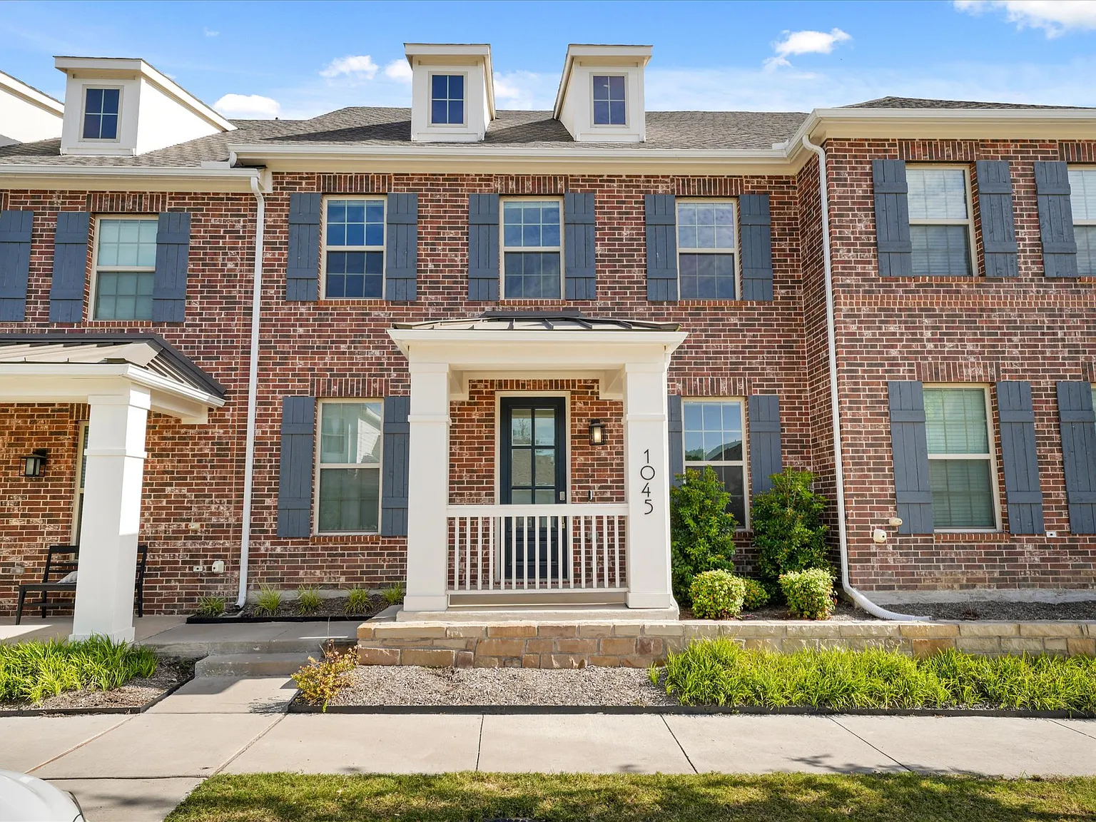 3 bed, 2.5 bath, 1799 sqft, $3,000 — Photo 1