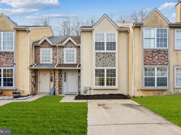 126 Lakeside Dr, Atco, NJ 08004