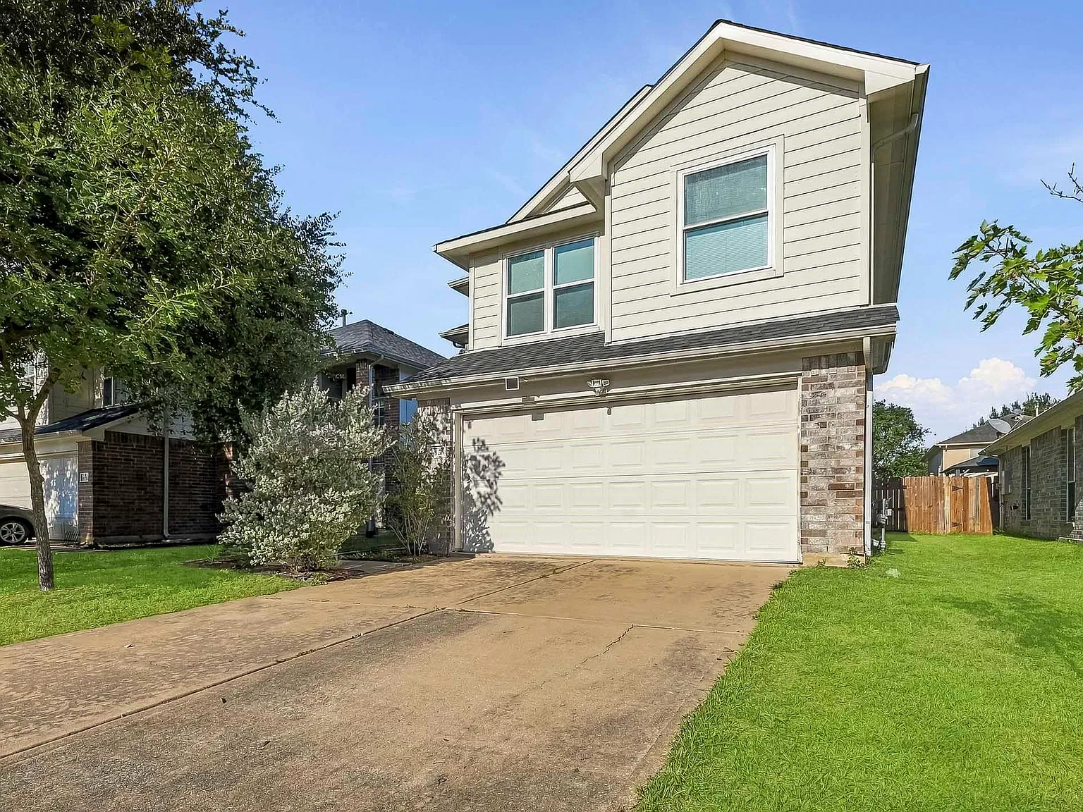 4 bed, 2.5 bath, 1996 sqft, $2,100 — Photo 2