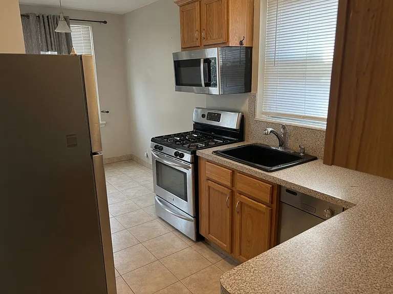1652 Fowler Ave — Photo 3