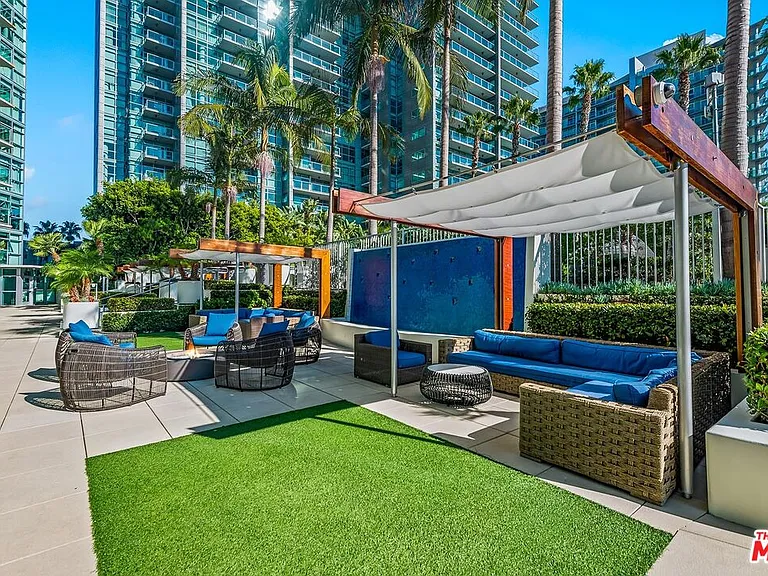 13700 Marina Pointe Dr #327 — Photo 36