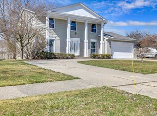 22515 Ivanhoe Ln, Southfield, MI