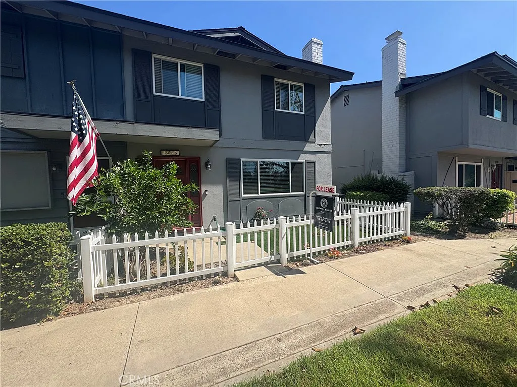 3 bed, 2.5 bath, 1232 sqft, $3,800 — Photo 2