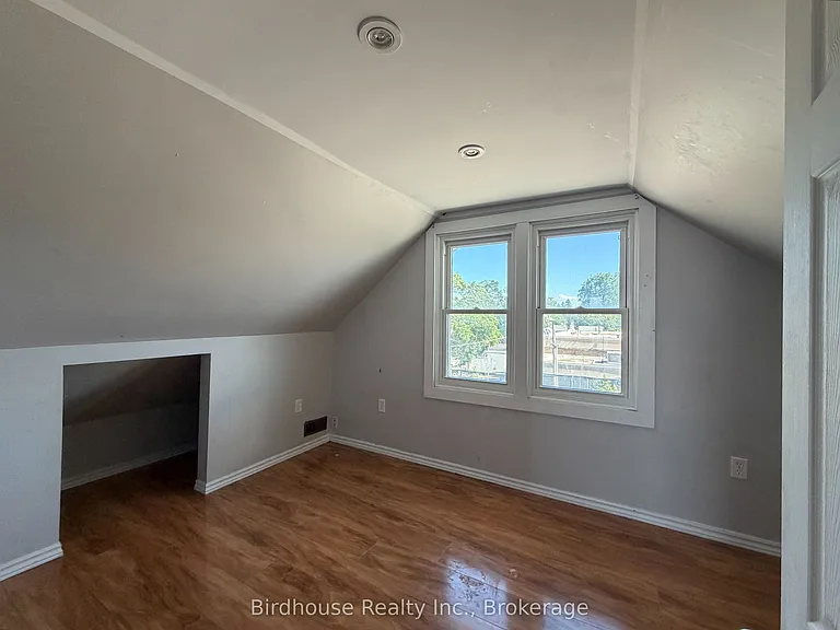 60 Russell St W — Photo 8
