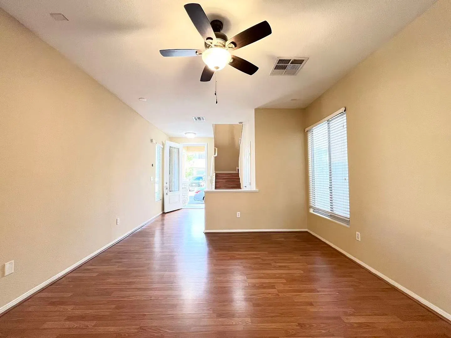 Charming 2-bedroom, 3-bathroom home in the heart of Las Vegas — Photo 2