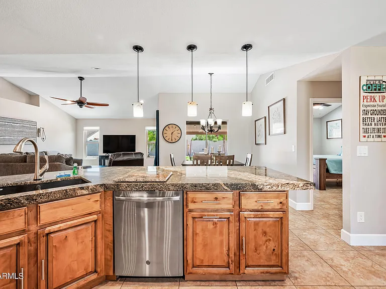 3659 W Elgin St — Photo 14