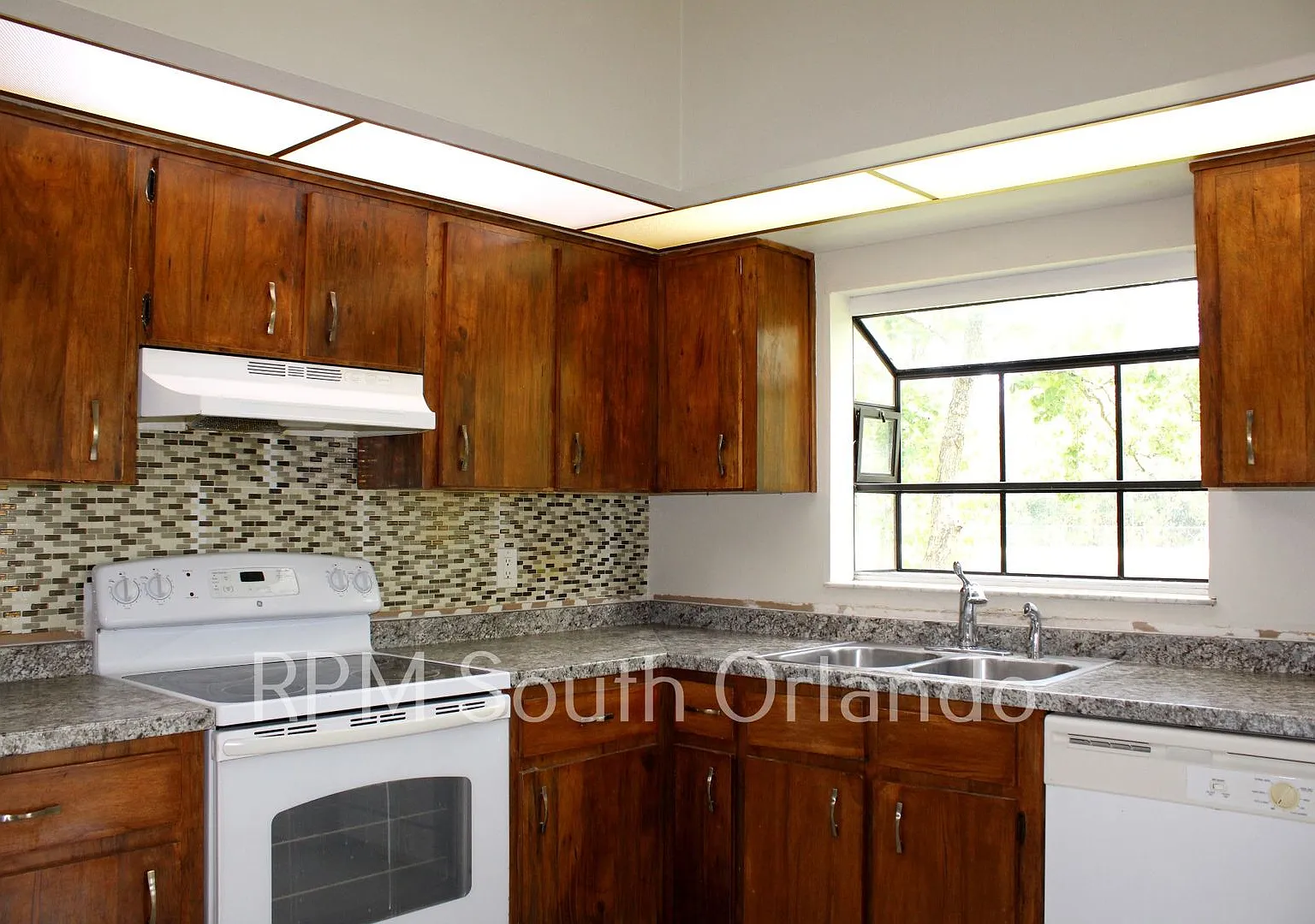 Mid-Century Charmer ONLY $2050/ Month - 2BD 2 BA Single Family Home! — Photo 3