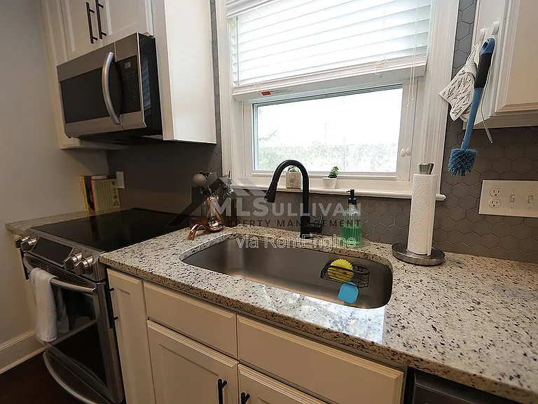 411 N Maple St — Photo 4