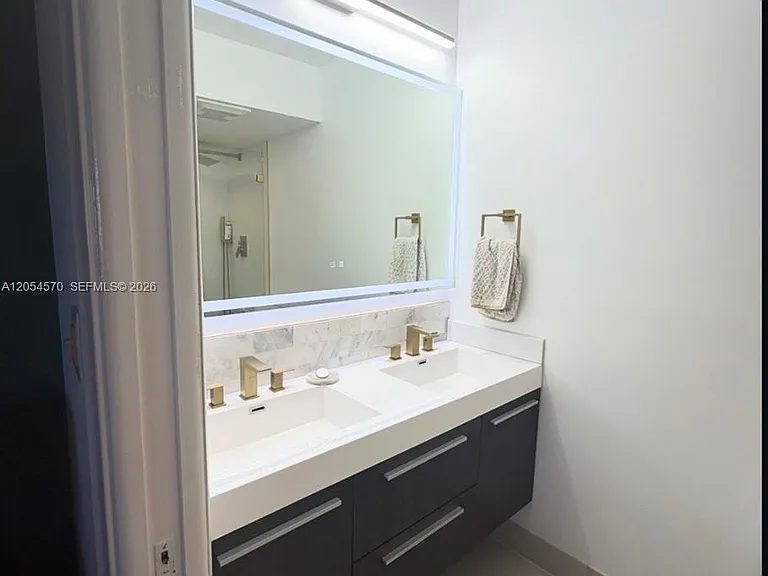 420 NE 12th Ave #502 — Photo 10