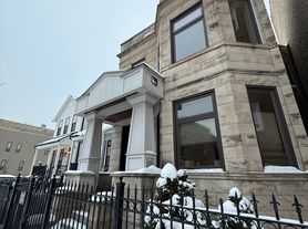 3252 W Crystal St, Chicago, IL