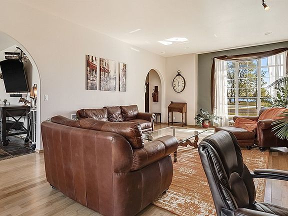 5th image of 1942 Melody Ln NE