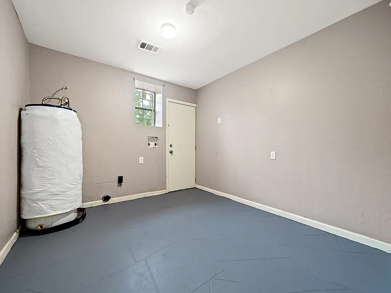 Laundry/utility room with hookups Large Layout 11x 11ft