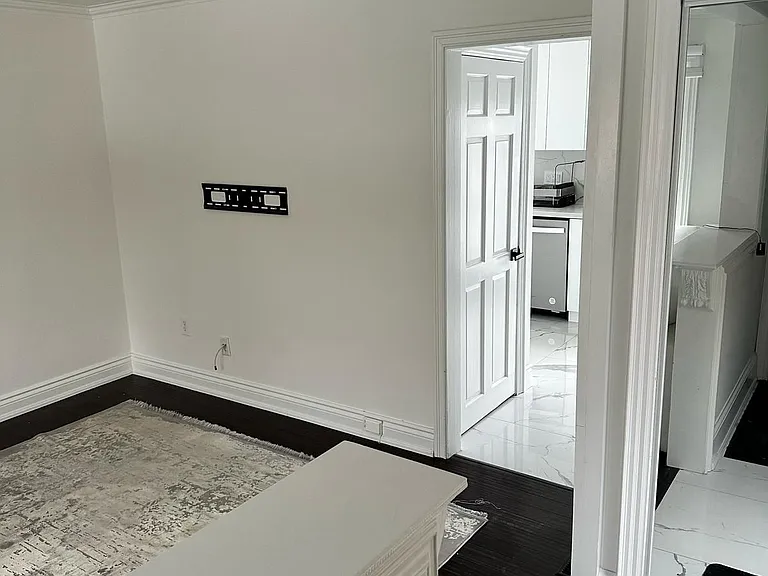 9 Roycrest Ave #ROOM — Photo 5