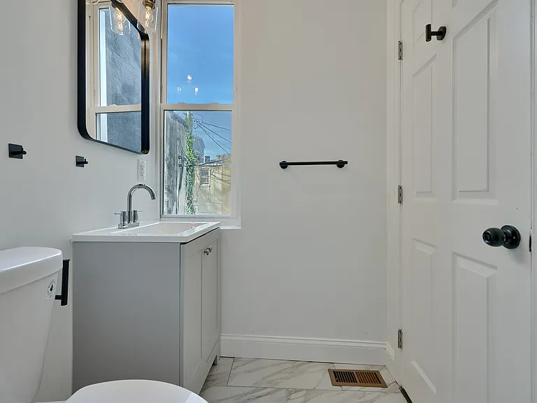 412 E Federal St — Photo 25