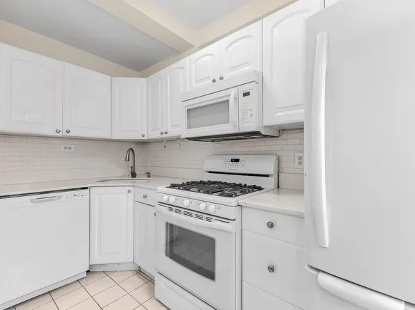 319 East 50th Street image 4 of 6