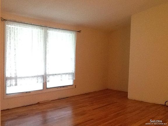 4th image of 820 Greenbriar Dr