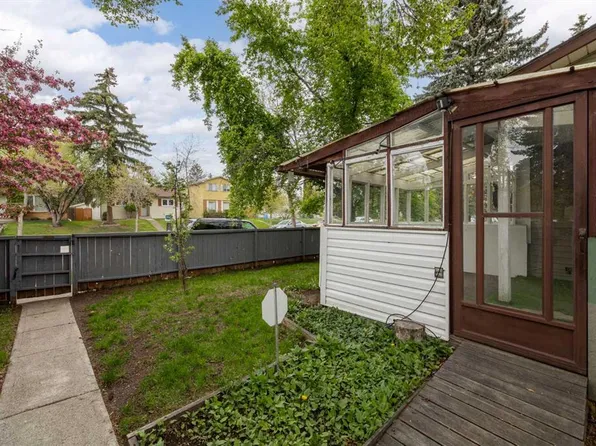 92 NW Erin Woods Dr SE, Calgary, AB T2B 2S1