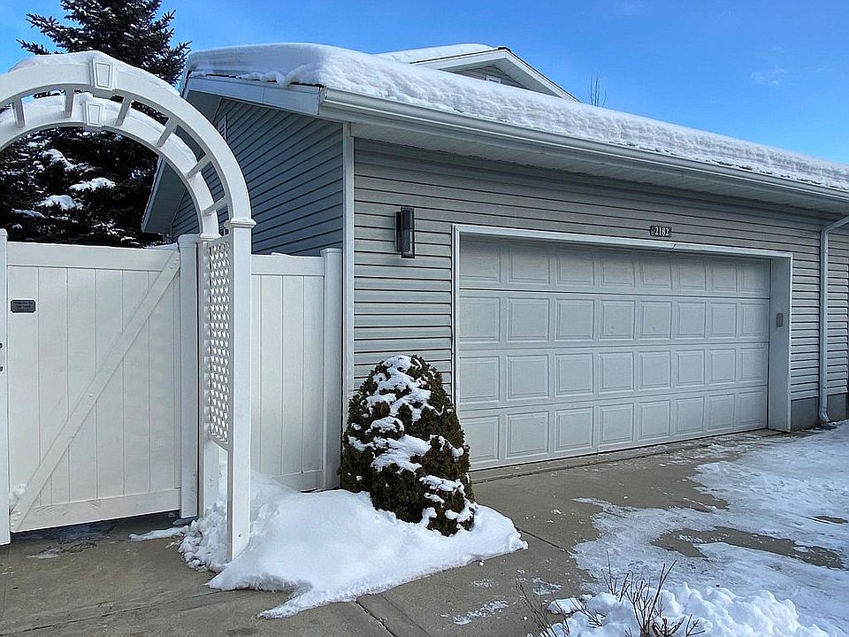 2 car garage, gated complex makes it private and peaceful inside