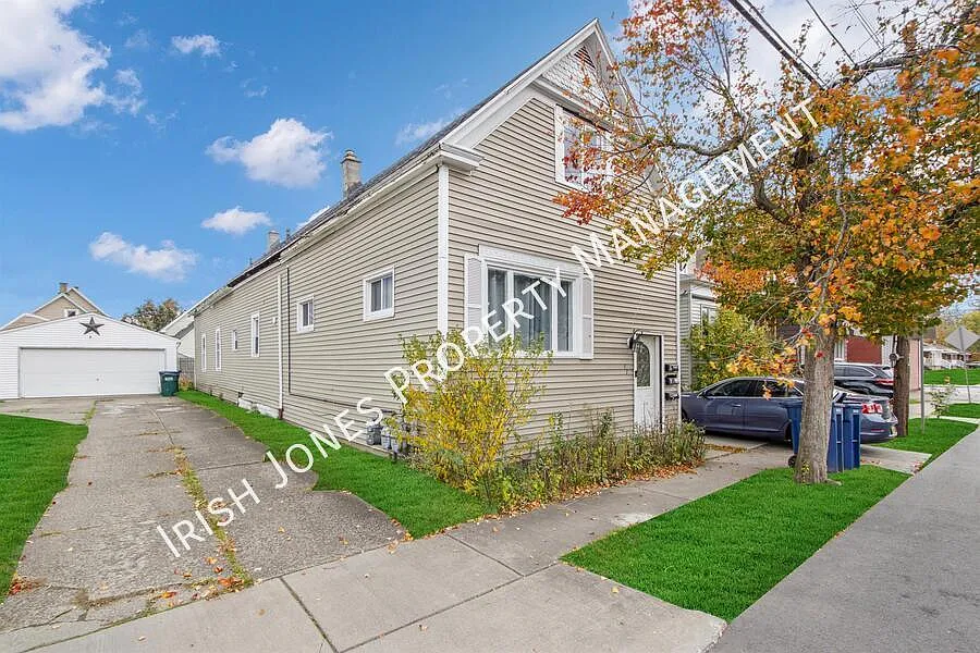 2 bed, 700 sqft, $900 — Photo 1
