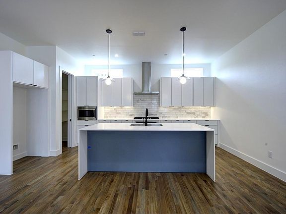 4th image of 2915 Lucas Dr #104