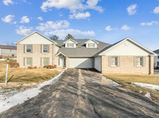 3255 Lake Ridge Dr, Dubuque, IA 52003