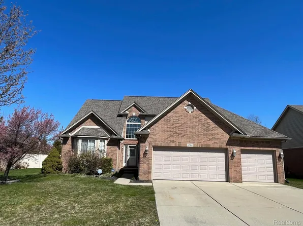 17382 Sugar Maple Dr, Brownstown, MI 48173