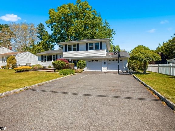 3rd image of 4 Rutgers Rd