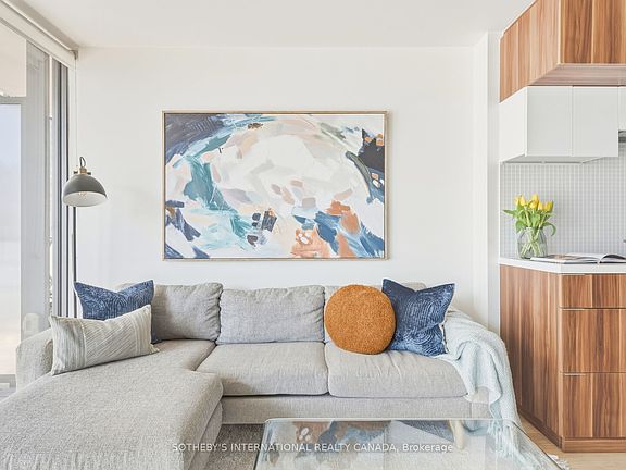 4th image of 185 Roehampton Ave #1101