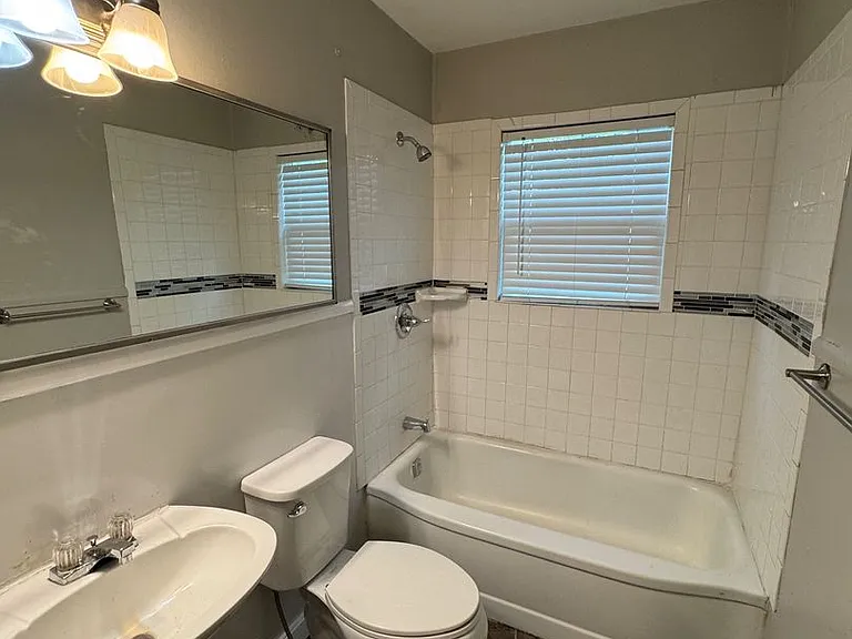 2600 McKenzie Ave — Photo 4