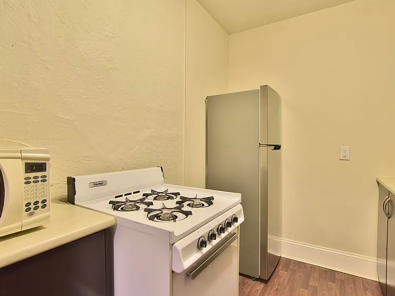 935 Jervis St #18 — Photo 10