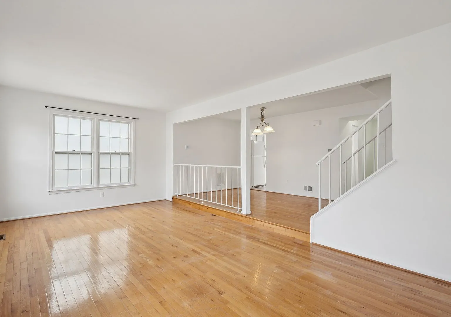 Charming & Updated Townhome in Prime Fairfax Location! — Photo 2