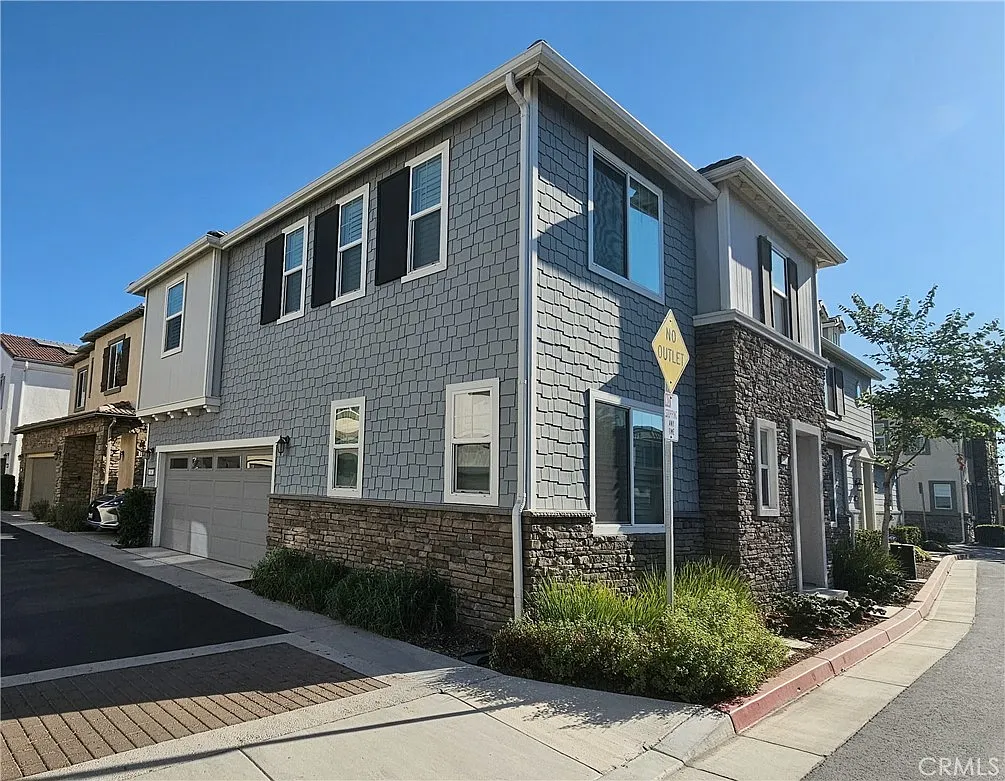 3 bed, 2.5 bath, 2000 sqft, $3,800 — Photo 2