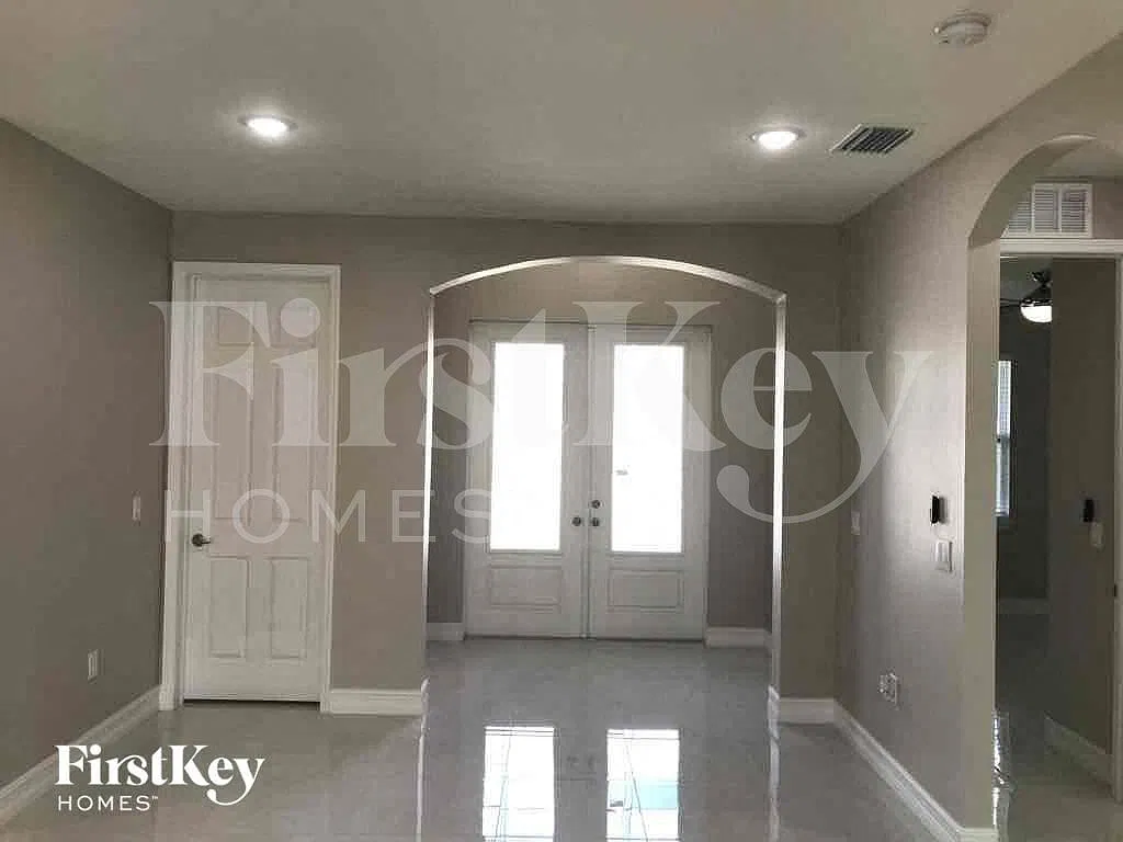 3 bed, 2.0 bath, 1535 sqft, $2,390 — Photo 2