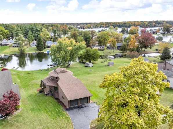 490 Skyline Dr, Horton, MI 49246