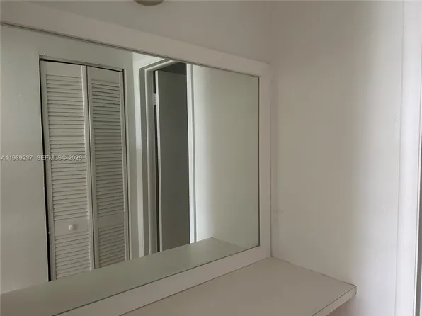 2632 NE 214th St, Miami, FL 33180