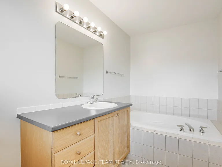 33 Scampton Dr — Photo 24