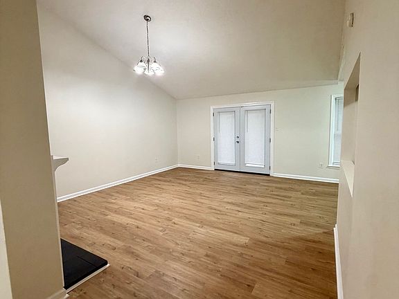 2nd image of 1570 Summerhill Dr