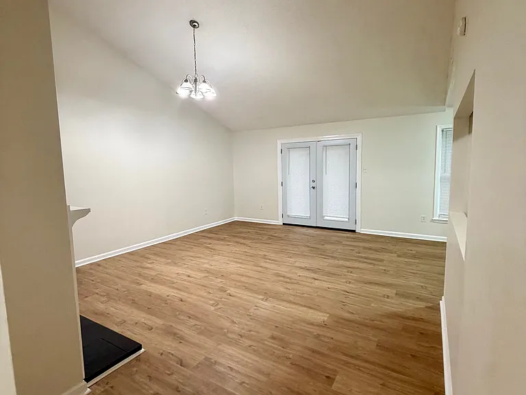 1570 Summerhill Dr — Photo 2