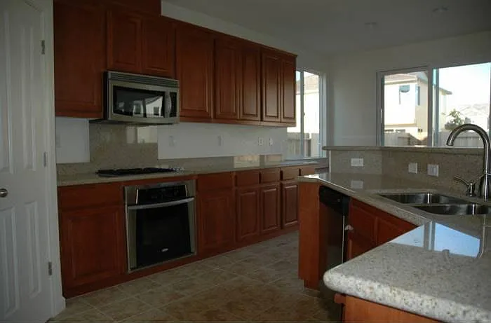 215 Whitman Ct — Photo 4