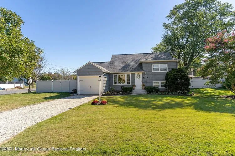 1136 Roe Ave photo 1