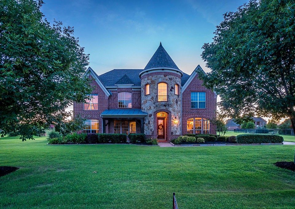 1st image of 67 Weston Dr