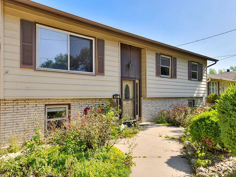 3815 Hillcrest Dr — Photo 4
