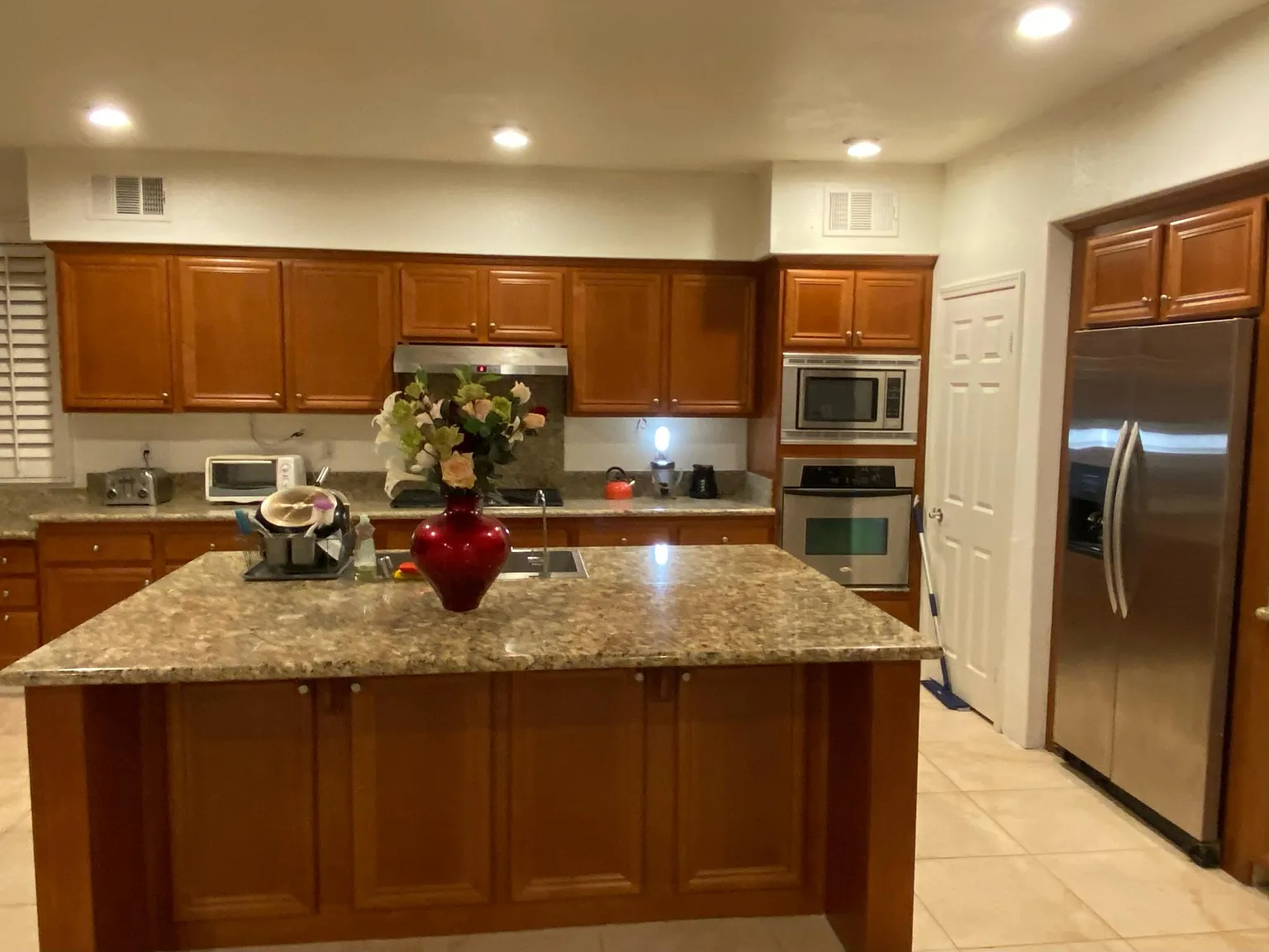 5 bed, 4300 sqft, $899 — Photo 3