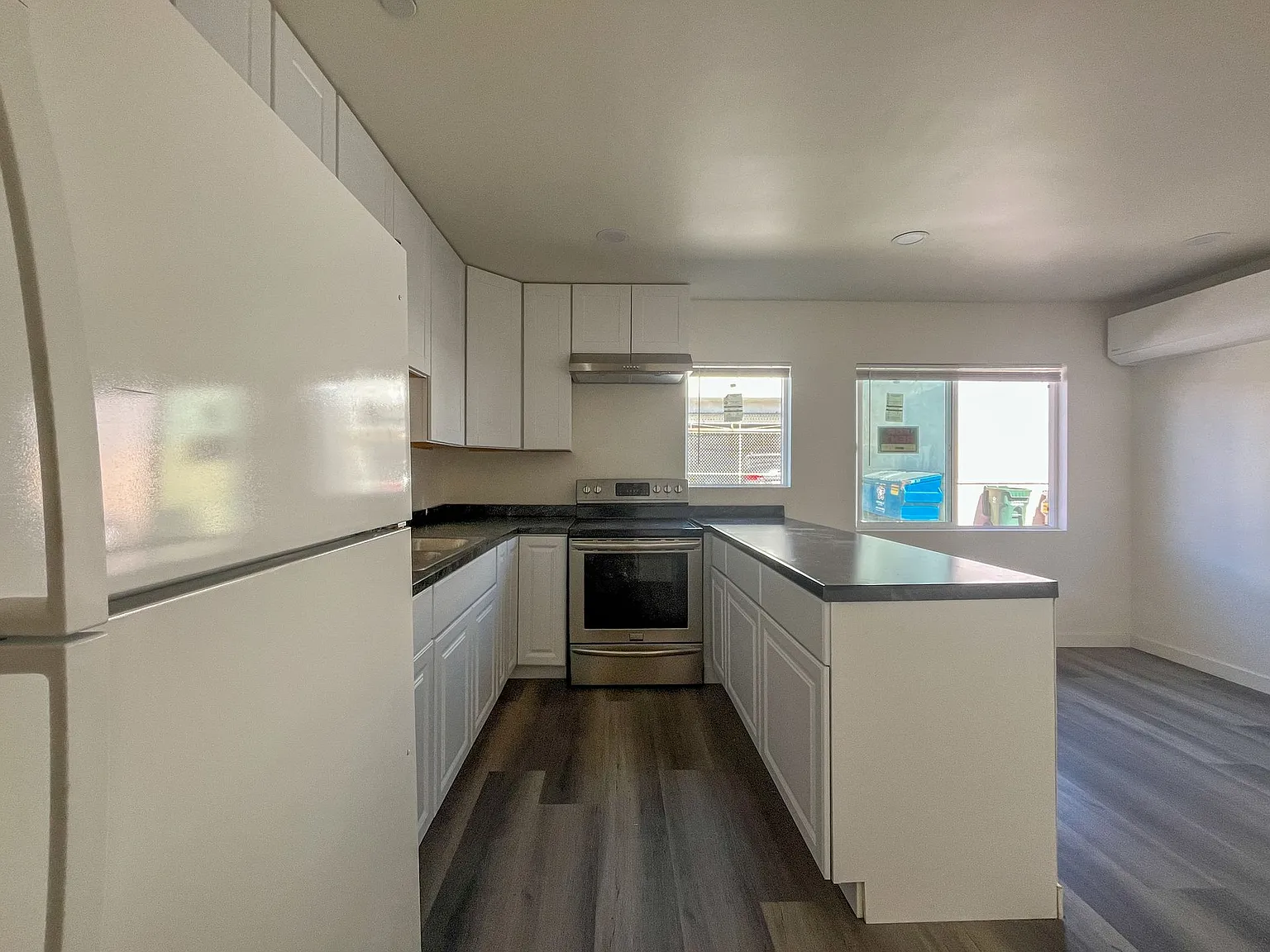702 S Walnut St — Photo 2