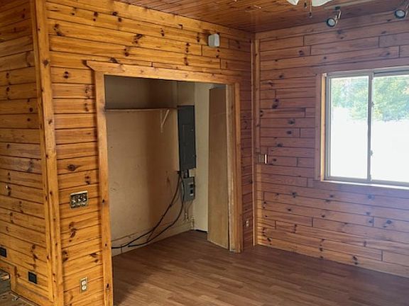 3rd image of 103 W Cherry Creek Rd