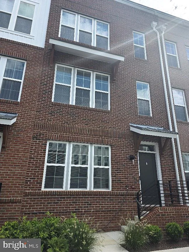 4 bed, 2.5 bath, 2440 sqft, $3,800 — Photo 2
