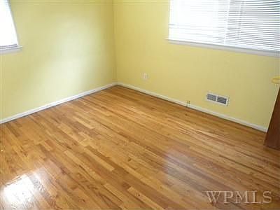 5th image of 10 Cortlandt Pl