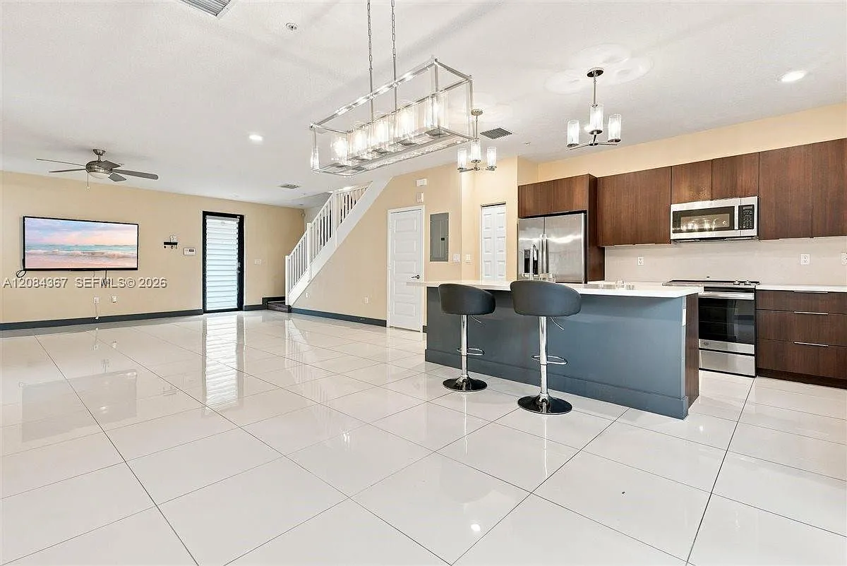 3 bed, 2.5 bath, 1420 sqft, $3,800 — Photo 2